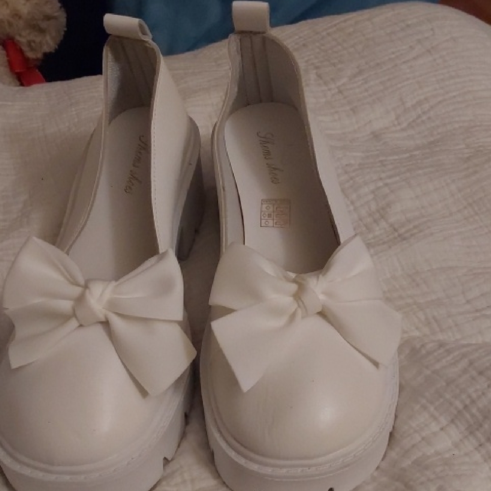 Theme Women's Cream Bow Loafers
